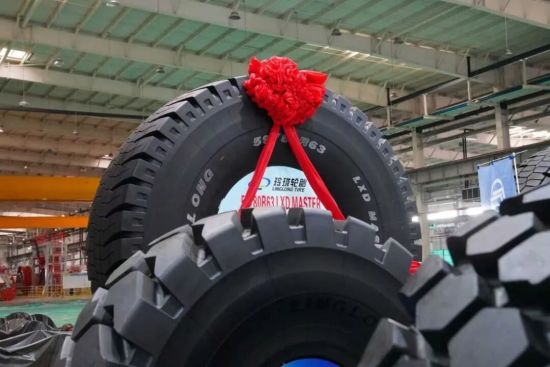 廠房內(nèi)擺放的“玲瓏”品牌巨型全鋼工程子午線輪胎 廠房內(nèi)擺放的“玲瓏”品牌巨型全鋼工程子午線輪胎