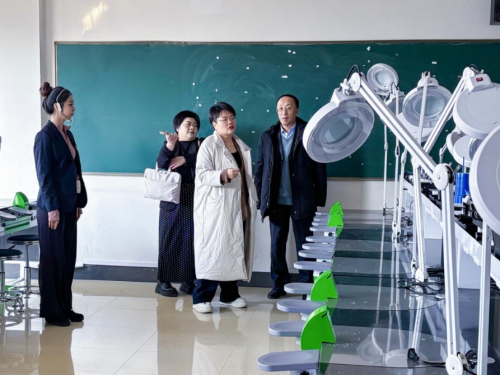 張培一行參觀(guān)學(xué)校實(shí)訓(xùn)室 張培一行參觀(guān)學(xué)校實(shí)訓(xùn)室